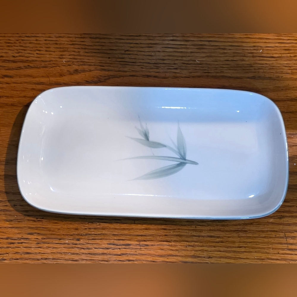 Elegant White and Green Rectangular Plate - Picture 2 of 6